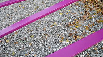 Drei lila Balancierstangen