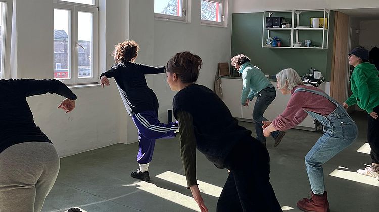 Frauen tanzen im Stadtraum Mitte 15