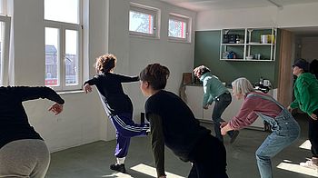 Frauen tanzen im Stadtraum Mitte 15