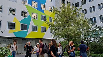 Eine Gruppe Menschen bei einem geführten Spaziergang.