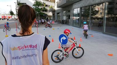 Kinder fahren Rad