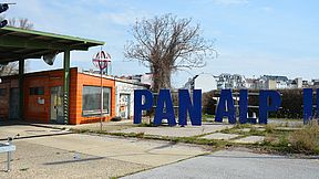 Alte Tankstelle und Schriftzug am Nordwestbahnhof