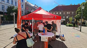Infostand der GB* am Karmeliterplatz zur Zukunft der Taborstraße.