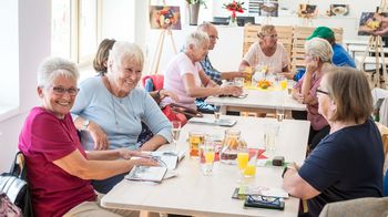 Pensionistinnen bei der Eröffnung