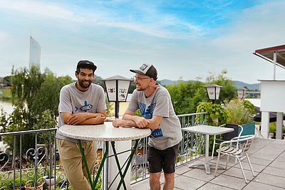 Alex und Mathias plaudern auf der Terrasse vom Usus am Wasser.