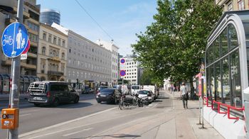 Blick entlang einer Straße mit Radweg