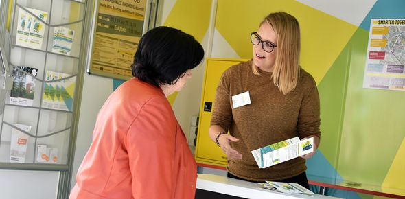 GB*-Expertin Jana Hann berät eine Bewohnerin im SIMmobil.