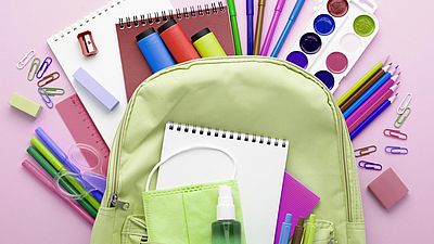 Schulsachen: Schultasche, Stifte, Blöcker und Zeichenmaterial