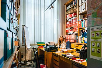 Grätzelheldin Frau Prof. Neichl an ihrem Arbeitsplatz Grätzelheldin Frau Prof. Neichl an ihrem Arbeitsplatz