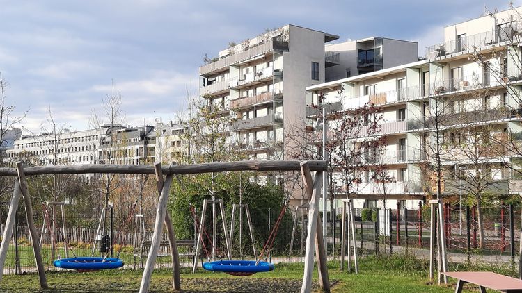Eurogate Spielplatz im Bildungscampus dahinter Wohnbauten Eurogate