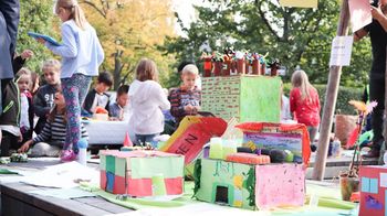 Gebasteltes im Vordergrund, Kinder im Hintergrund