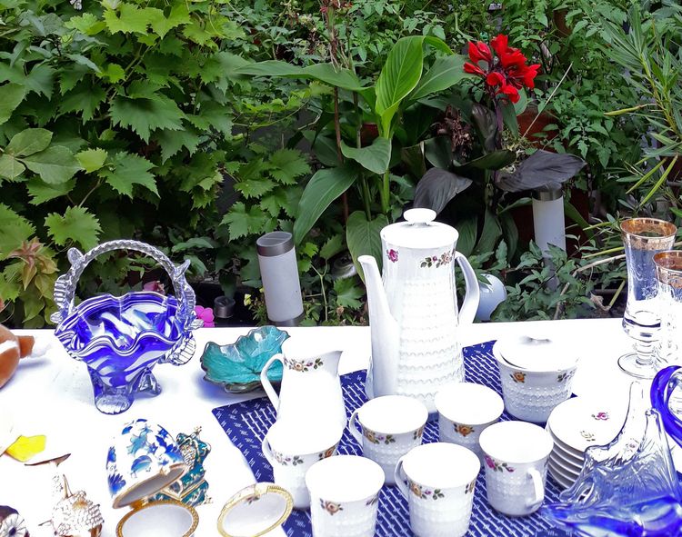 Flohmarktstand mit Porzellan