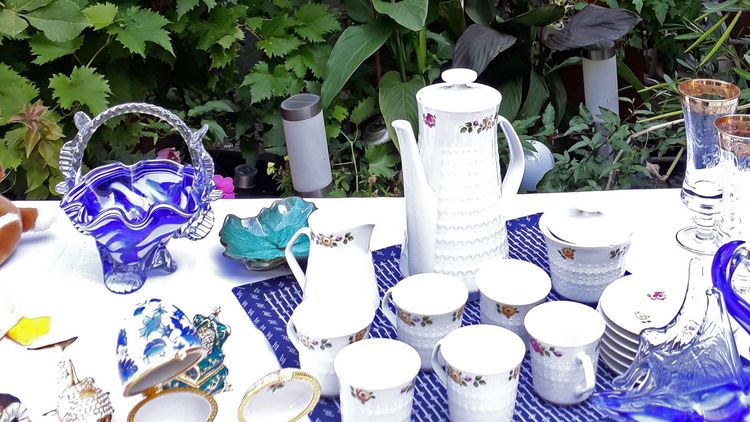 Innenhof-Flohmarkt Margareten Flohmarktstand mit Porzellan