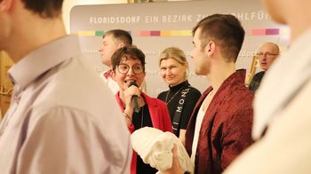 Karin Pointner fragt im Publikum nach wie die Eindrücke von Floridsdorf sind.