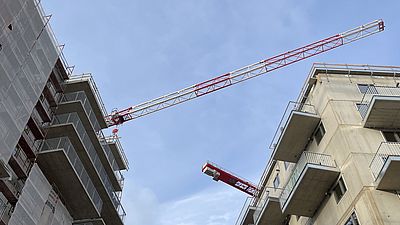 Rohbauten und 2 rote Kräne