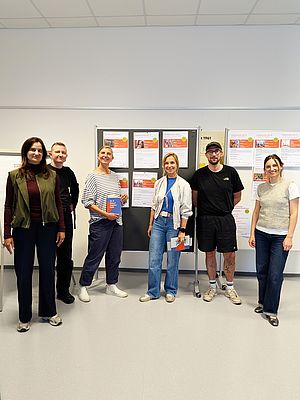 Grätzlrat steht vor Stellwand mit eingereichten Nachbarschatz-Ideen