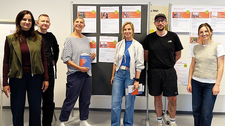Grätzlrat steht vor Stellwand mit eingereichten Nachbarschatz-Ideen