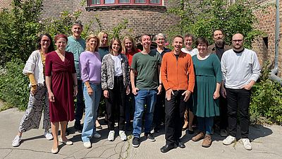 Team GB*süd Team GB*: v.l.n.r.: Marilen Watzinger (Öffentlichkeitsarbeit), Margot Lehmann-Rosic, Laslo Vince, Claudia Lettner (Administration), Tamara Brajović-Coussell, Stefanie Simić, Clara Römhild, Thomas Leimer, Michaela Glanzer (Öffentlichkeitsarbeit), Florian Ritter (Projektleitung Stellvertretung), Christina Schneider (Projektleitung, Öffentlichkeitsarbeit), Ina Kozojed, Harald Figl, Severin König; nicht im Bild: Andrea Breitfuss (Auftragnehmerin), Lucas Fetz, Lea Rönsch, Manuel Seitzer