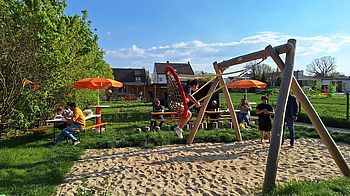 Am Spielplatz des Wiener StadtGartl21 schaukelt ein Kind.