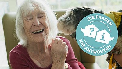 Lachende ältere Dame mit Hund