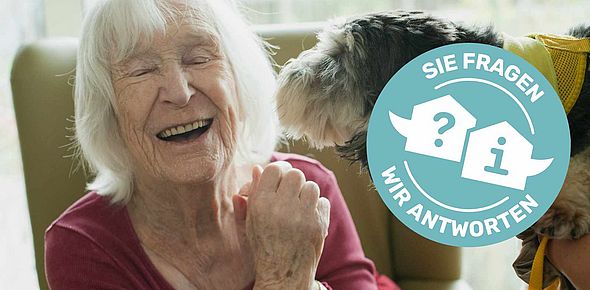 Lachende ältere Dame mit Hund