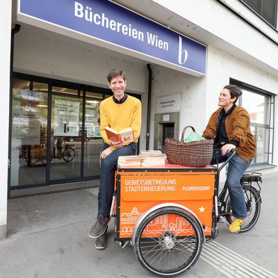 Nordsternmobil E-Lastenrad vor der Bücherei