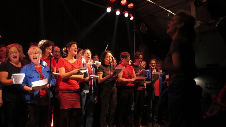Ein Chor singt auf einer Bühne