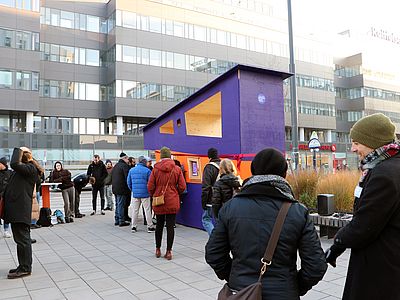 Viele Personen stehen beim GB* Infopoint 