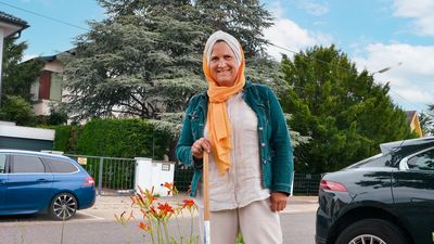 Fatima steht in ihrer Baumscheibe in der Koschiergasse in Floridsdorf.