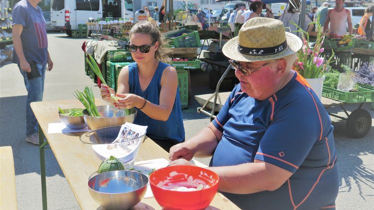 Hobbykoch Edi beim gemeinsamen Kochen am Markt