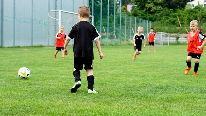 Die U11 Mannschaft am Fußballfeld Buben beim Fußball speilen auf einem Fußballfeld
