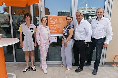 Fünf Personen stehen vor dem neuen Stadteilmanagmentlokal im Oberen Hausfeld