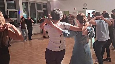 Menschen tanzen bei der Salsa Rueda im Kreis.