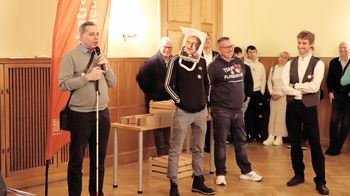 Der Unternehmer Christian Zehetgruber, der sehbeeinträchtigt ist, erzählt von seinen Erfahrungen mit der Barrierefreiheit im Bezirk.