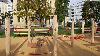 rote Netzschaukeln befestigt auf Holzpfeilern