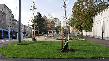 Grünfläche, dahinter ein Spielplatz