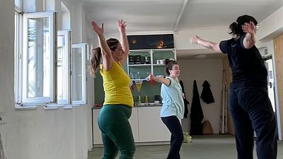 Frauen tanzen im Stadtraum Mitte 15