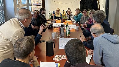 Mehrere Menschen um einen Tisch beim Urbanist*innencafé Nordwestbahnhof.