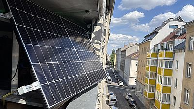 Solarpanel an der Fassade eines Gebäudes