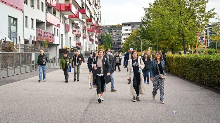 Grätzelspaziergang mit der GB* eine Menschengruppe wird von einer Dame durch das Nordbahnviertel geführt