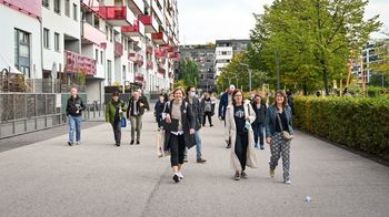 eine Menschengruppe wird von einer Dame durch das Nordbahnviertel geführt