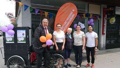 Bezirksvorsteher Ernst Nevrivy, Teammitglieder der Gebietsbetreuung Stadterneuerung und BesucherInnen vor dem neu eröffneten GB*-Lokal im Stadtentwicklungsgebiet Berresgasse.