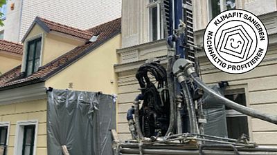 Baumaschinen vor einem Gründerzeithaus, das saniert wird.