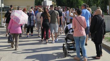 Menschengruppe bei Führung über die Baustelle Neu Leopoldau