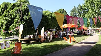 bunte Girlande im Park, mehrere Stände, sonnig
