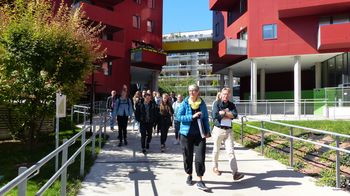 Studierendengruppe mit GB*-Expertin im Sonnwendviertel, Wohnzimmer Wien