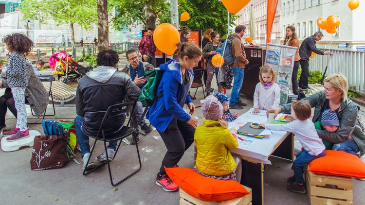 Stadtteilcafé in Mariahilf BesucherInnen beim Stadtteilcafé nutzen das GB*-Serviceangebot bei Kaffee und Kuchen.