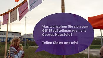 Kleine Zettel mit Wünschen sind auf einer Leine gespannt