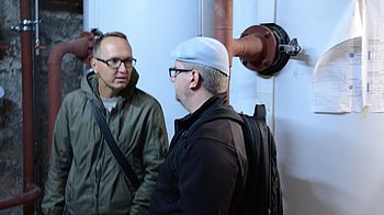 Zwei Männer unterhalten sich.