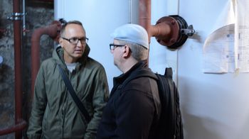 Zwei Männer unterhalten sich.